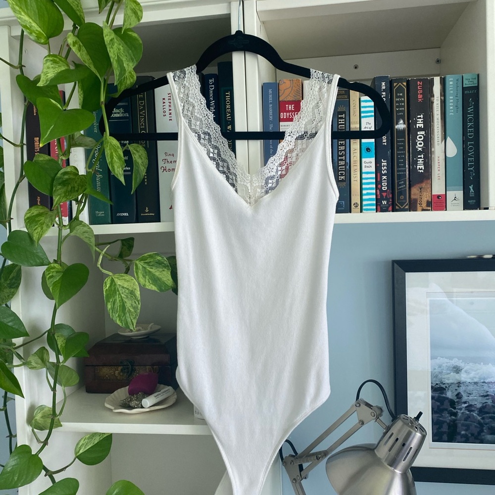 WHITE LACE BODYSUIT